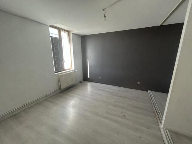 Hyper centre, maison semi individuelle à rénover de 92m2 ave