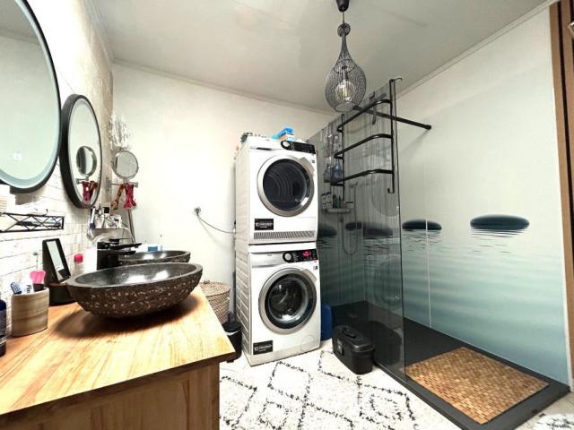 Plain-pied semi individuel entièrement rénové, avec extérieu