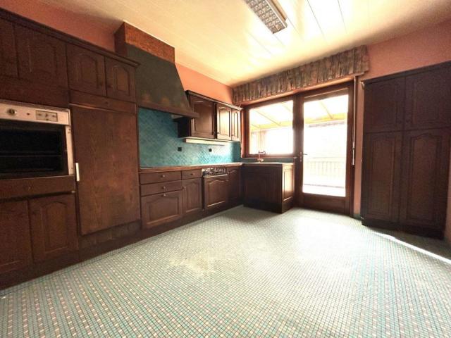 Proche des commodités beau potentiel pour cette maison indiv