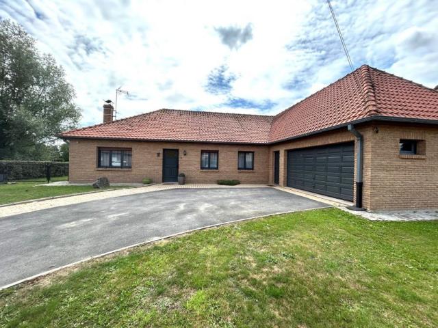 Beau plain pied individuel des années 90 développant 128m2 h