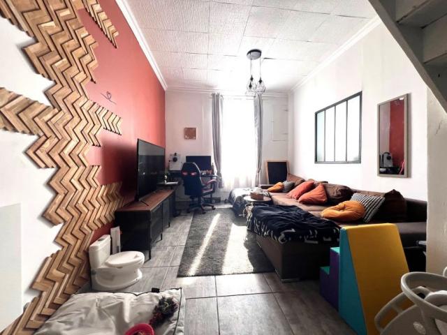 Maison de ville mitoyenne de 108,51m2 bâtie sur une parcelle