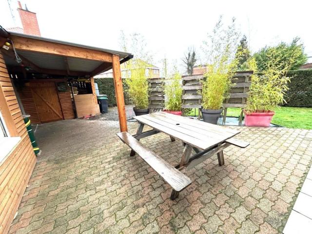 Proche du centre et des commodités, semi individuelle très b