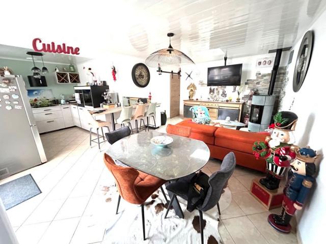 Plain-pied semi individuel entièrement rénové, avec extérieu