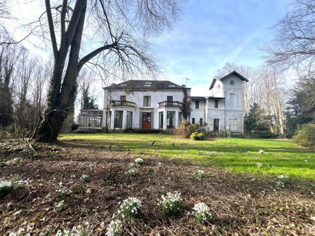 Château des années 30 avec maison d'invitée et dépendances, 