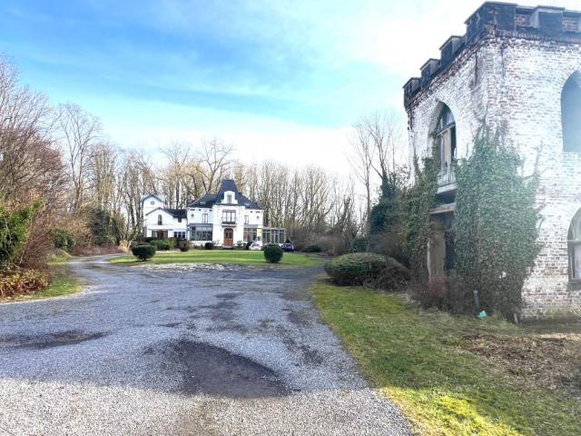 Château des années 30 avec maison d'invitée et dépendances, 