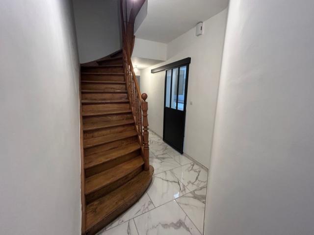 Maison 1930 mitoyenne rénovée avec garage, développant 119m2