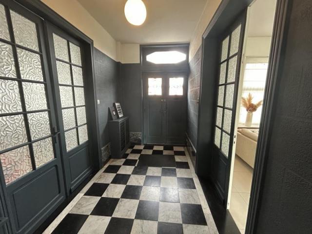 Maison de style bourgeoise double distribution développant 2