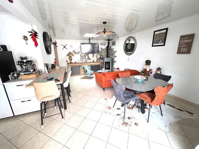 Plain-pied semi individuel entièrement rénové, avec extérieu