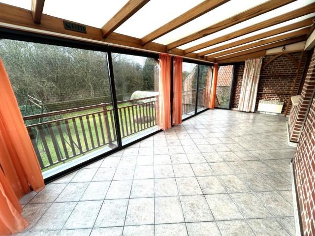 Proche des commodités beau potentiel pour cette maison indiv