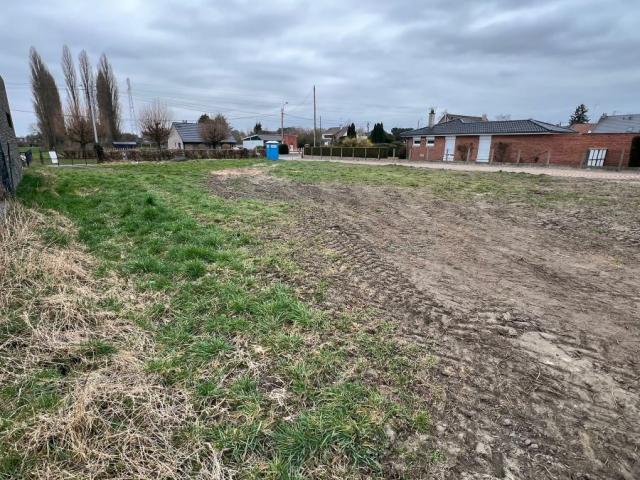 Terrain à bâtir de 954m2 exposé SUD/EST avec façade à rue de