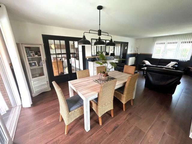 Beau plain pied individuel des années 90 développant 128m2 h