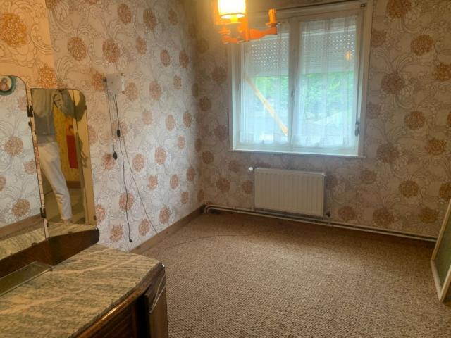 Maison semi individuelle à rénover avec garage, bâtie sur un