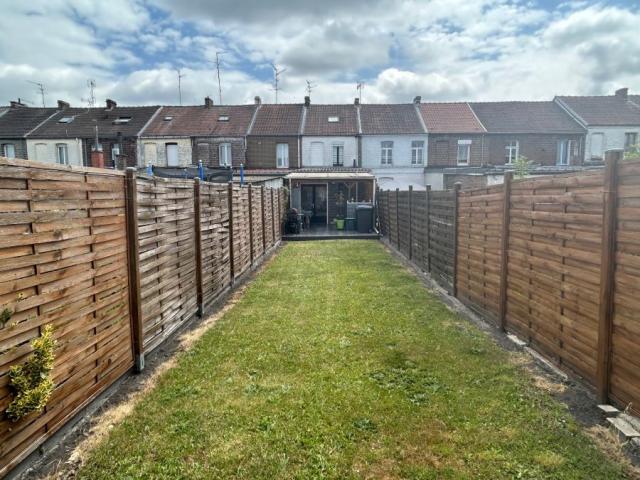 Très bon état pour cette 1930 mitoyenne rénovée avec jardin 