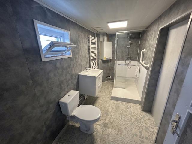 Maison mitoyenne à rénover, beau potentiel, secteur calme ! 
