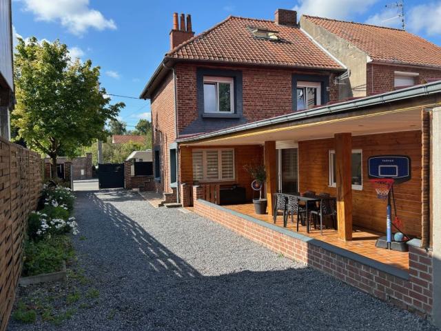 Maison semi individuelle rénovée avec gout, développant 125m