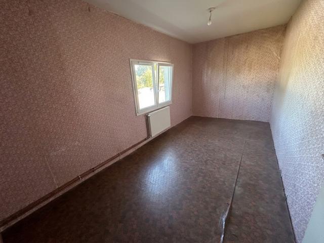Maison mitoyenne à rénover, beau potentiel, secteur calme ! 
