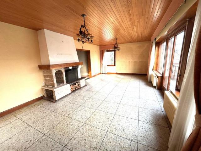 Proche des commodités beau potentiel pour cette maison indiv