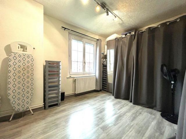 Proche du centre et des commodités, semi individuelle très b