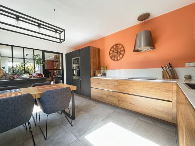 Pavillon individuel semi plain-pied de 2017 développant 142,
