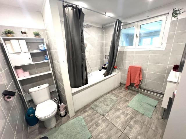 Maison de ville mitoyenne de 108,51m2 bâtie sur une parcelle