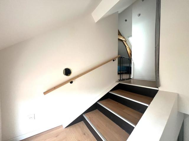 Maison semi individuelle située en secteur prisé, entièremen
