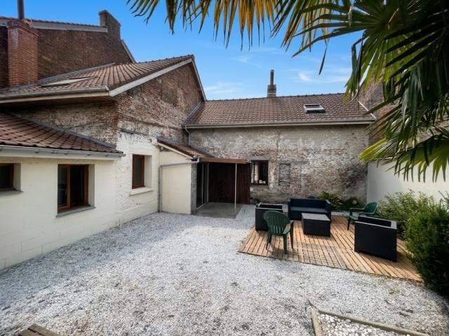Maison semi individuelle de 1856 développant 121,55m2 et bât