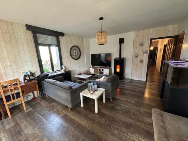 Belle maison de campagne bénéficiant de beaux volumes et bât