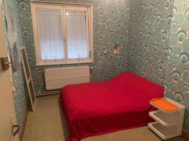Maison semi individuelle à rénover avec garage, bâtie sur un