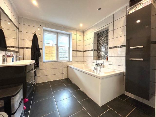 Maison semi individuelle de 127m2 bâtie sur 1963m2 de terrai