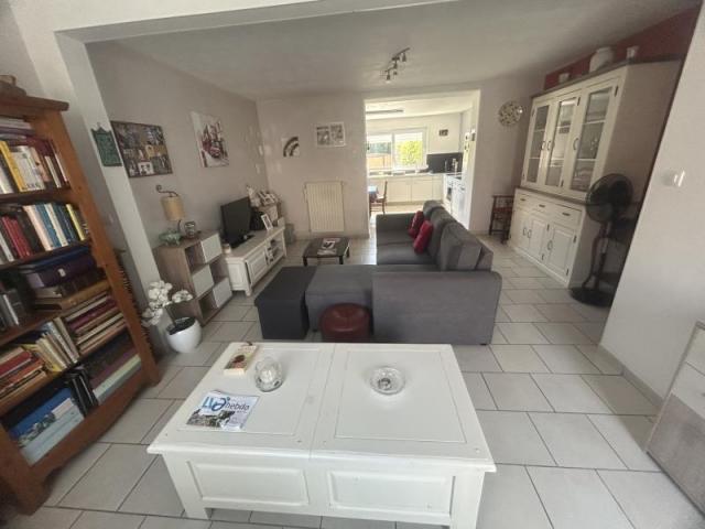Semi individuelle rénovée développant 92,22m2 et bâtie sur 3