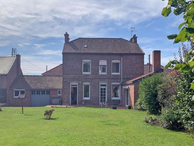 Proche des commodités et des axes autoroutiers, maison des a