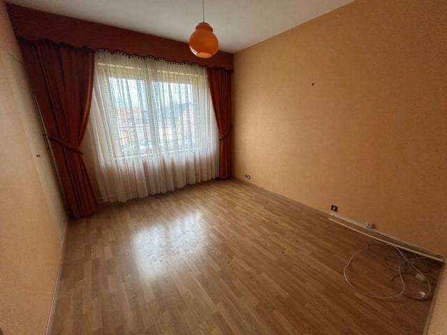 Proche des commodités beau potentiel pour cette maison indiv