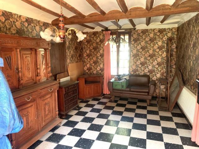 Centre du village, beau potentiel pour cette longère divisée