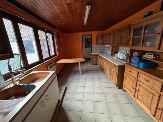 Fermette en L à rénover complétement développant 152m2 et bâ