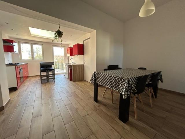 Proche frontière, maison 1930 mitoyenne entièrement rénovée 