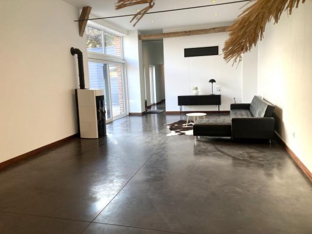 Grange entièrement rénovée en plain-pied, développant 160m2 