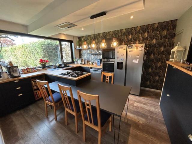 Belle maison de campagne bénéficiant de beaux volumes et bât